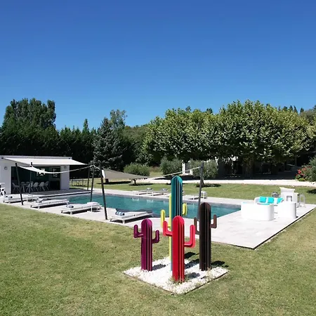 Provencal With Heated Pool Located To De Provence, 12 People Villa Salon-de-Provence