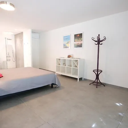 Villa Provencal With Heated Pool Located To De Provence, 12 People Salon-de-Provence