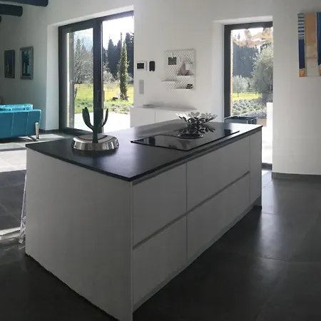 Provencal With Heated Pool Located To De Provence, 12 People Salon-de-Provence